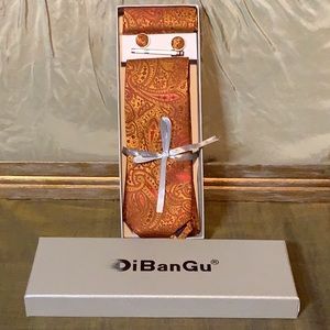 New tie with handkerchief, tie bar